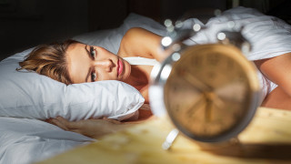 Woman laying bed alarmclock nightstand - les automatiste free wallpaper