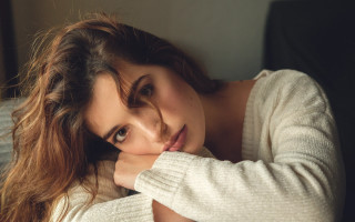 Woman longhair portrait browneyes mole - studio portrait free wallpaper for desktop