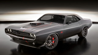 Gray muscle car red stripes - the hood and hood free wallpaper
