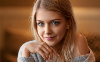 Elina karimova blue eyes portrait 2 - a picture in a room free wallpaper for desktop