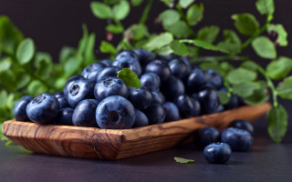 Wooden bowl blueberries green leaves 2 - blueberry free wallpaper
