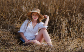 Woman field hat white shirt - dry grass free wallpaper