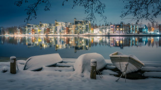 Snowy shore lake night cityscape - night free wallpaper
