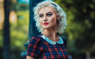 Blonde woman red lipstick plaid - a red lipstick free wallpaper