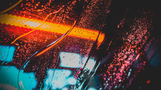 Traffic light rain drops cyberpunk - light in the background free wallpaper