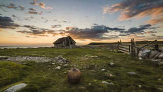 Barn grassy field fence rockwall - a barn free wallpaper for desktop