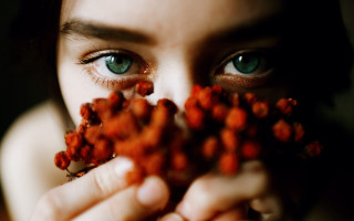 Woman berry hands aquaeeyes closeup - red berry free wallpaper