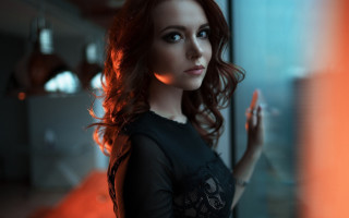 Woman portrait candle blueeyes curly - exquisite lighting free wallpaper