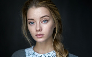 Eszter mattioni blonde braid blue - a braid free wallpaper for desktop