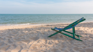 Green blue chair beach ocean - a sandy beach next free wallpaper