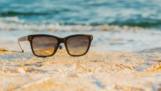 Sunglasses beach ocean sunny day 2 - a pair of sunglasses free wallpaper
