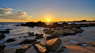 Sunset rocky beach water foreground 6 - a sunset over a rocky beach free wallpaper