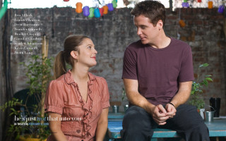 Man woman bench courtyard talking - eric dinyer free wallpaper