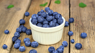 Blueberry bowl wooden table leaves - a wooden surface free wallpaper for desktop