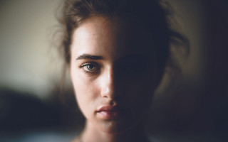 Serious woman blurry background portrait - chernik free wallpaper for desktop