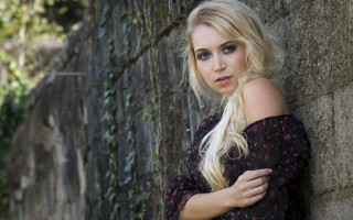 Woman blonde leaning portrait cosplay - leaning free wallpaper for desktop