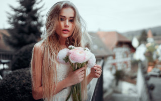 Woman bouquet concerned portrait romantic - a bouquet of flowers free wallpaper for desktop