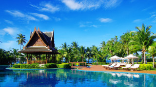 Resort pool lounge chairs umbrellas 3 - free holidays wallpaper