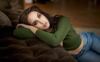 Woman couch crossed arm portrait - leesha hannigan free wallpaper for desktop