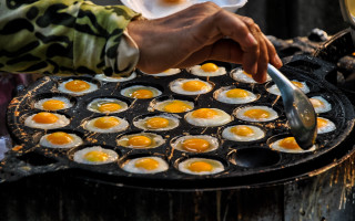 Cooking eggs grill spatula wine - food photography free wallpaper