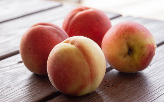 Three peaches wooden table middle - a wooden table top free wallpaper