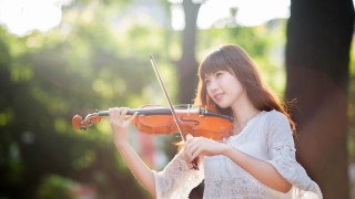 Woman violin park sunlight bokeh - her face and shoulder free wallpaper