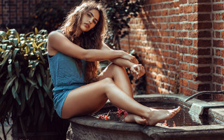 Fountain sitting woman blonde cityscape - prima free wallpaper