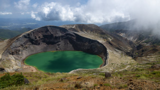 Large crater green lake mountain - murata range free wallpaper for desktop