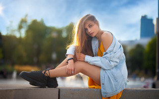 Woman sitting ledge blonde portrait - her knee free wallpaper for desktop
