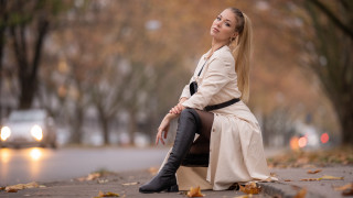Park sitting woman blurry bokeh - anna maria barbara abesch free wallpaper for desktop