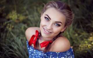 Woman red bow smiling outdoors - eye free wallpaper for desktop