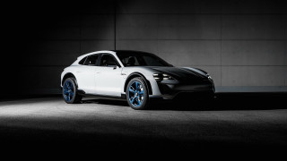 White sports car dark room 10 - the side of the car free wallpaper for desktop