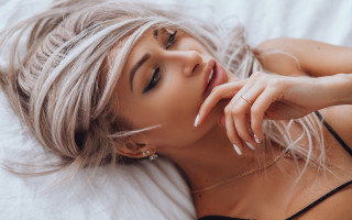 Woman bed whitehair posing photorealistic - her cheek free wallpaper