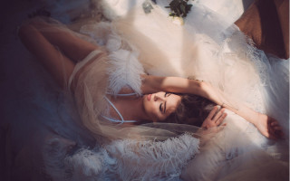 Woman white feathers dress flower - feather free wallpaper for desktop