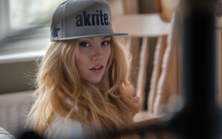 Woman hat sitting portrait blurry - a chair free wallpaper for desktop