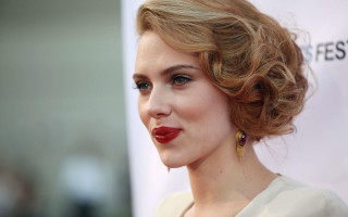 Red lipped blonde woman festival - a red lipstick free wallpaper for desktop