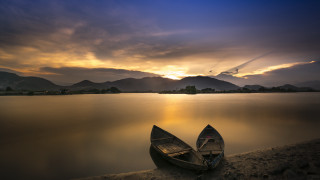Boats shore lake sunset mountains - arthur pan free wallpaper