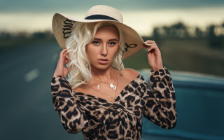 Woman hat leopard print portrait - a car in the background free wallpaper