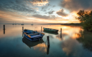 Boats dock sunset mountains water - the water near a dock free wallpaper for desktop