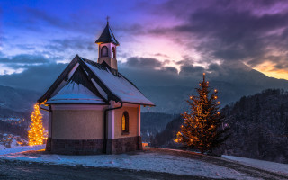 Church mountain christmas tree night - radiant light free wallpaper for desktop