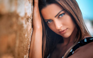 Woman leaning wall serious portrait 2 - a woman leaning against a wall free wallpaper