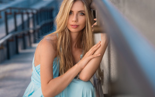 Woman blue dress sunglasses portrait - a woman leaning against a wall free wallpaper