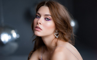 Romanticism brownhaired woman jewelry mirror - a necklace and earrings free wallpaper