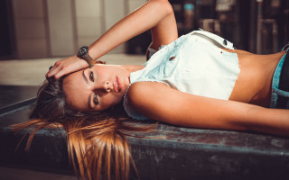 Woman table anna maria fashion - a watch free wallpaper