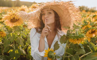 Sunflower field woman straw hat - her finger free wallpaper