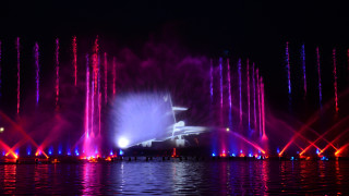 Colorful lights water jets night - a building in the background free wallpaper for desktop