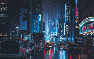 City street neon rainy night - lot of traffic free wallpaper
