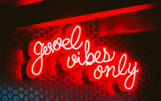 Neon sign good vibes honeycombs - free neon wallpaper