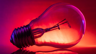 Lightbulb purple red background raytraced - a red light in the background free wallpaper for desktop
