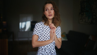 Praying woman brown hair polka - f1.4 free wallpaper for desktop